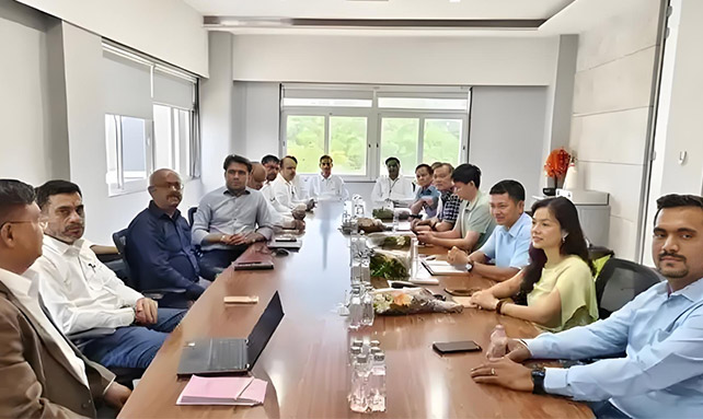 埃及客户前来振威工厂参观考察